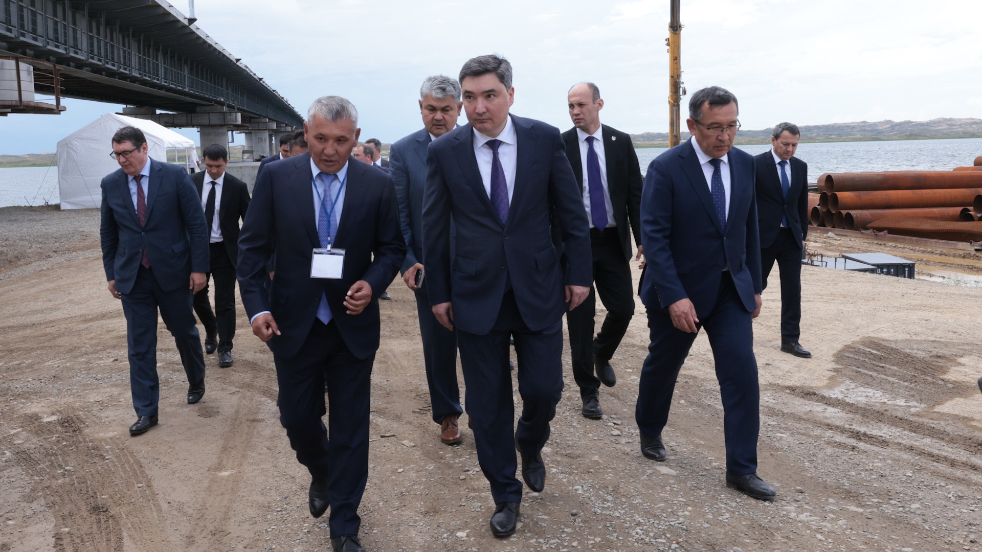 Олжас Бектенов Бұқтырма су қоймасының көпір құрылысымен танысты