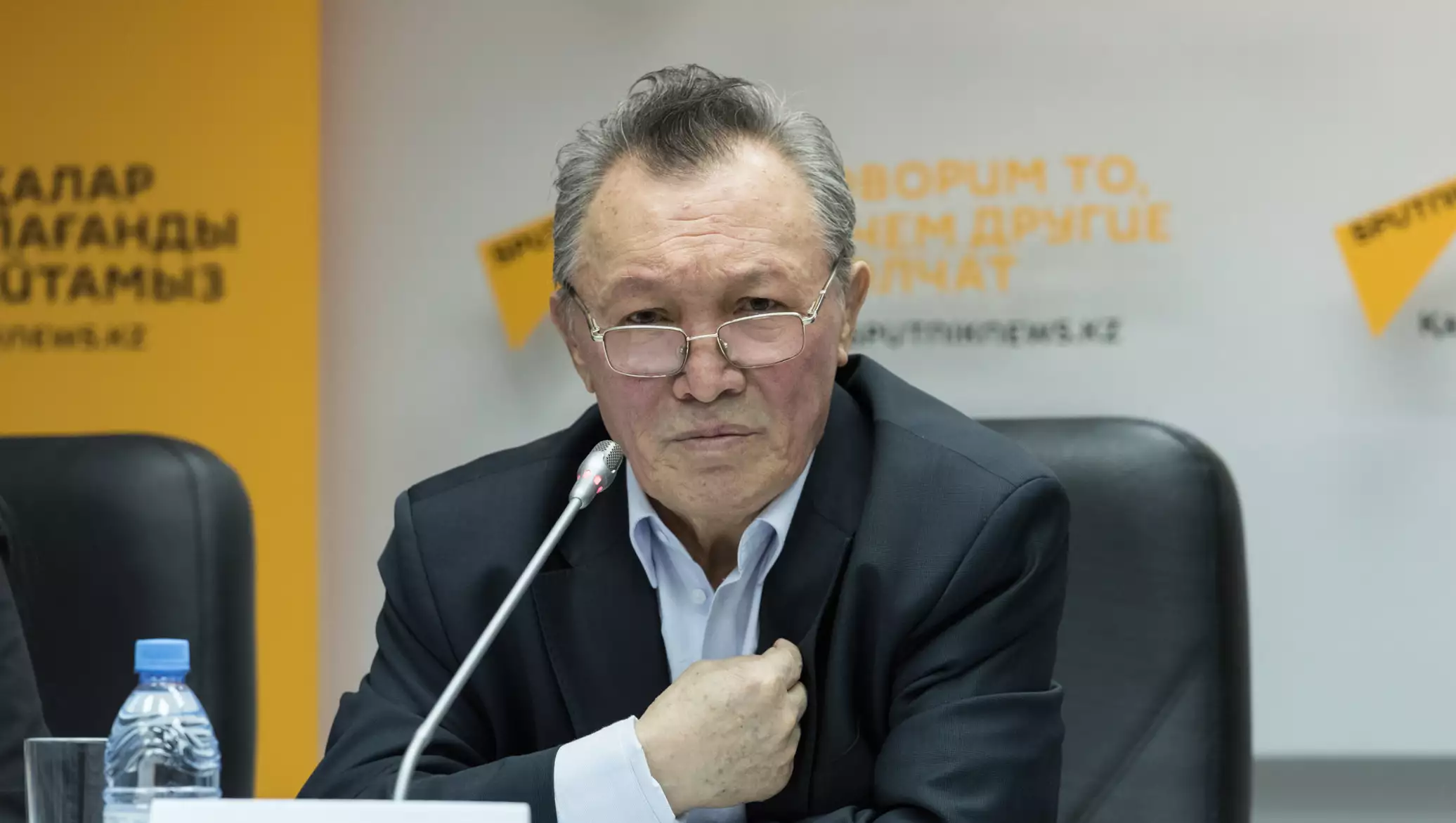 "...террористердің бәрі намаз оқиды. Сонда құдайға менен гөрі солар жақын ба?" дейді жазушы