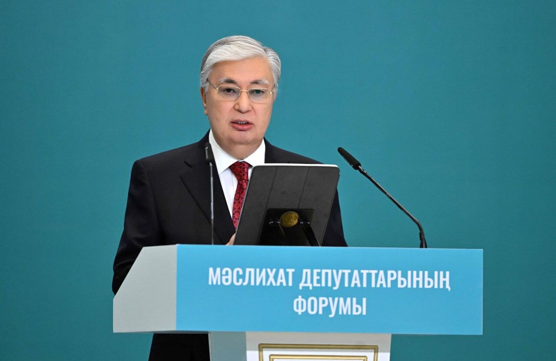 "Балаларды гаджеттің құрсауында қалдыруға мүлде болмайды" деді Президент