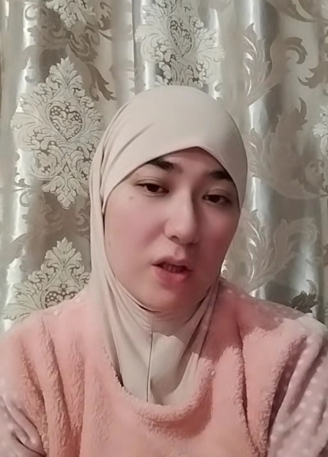 "Домбыра-харам" деген қыз шешкен хиджабын қайта киді