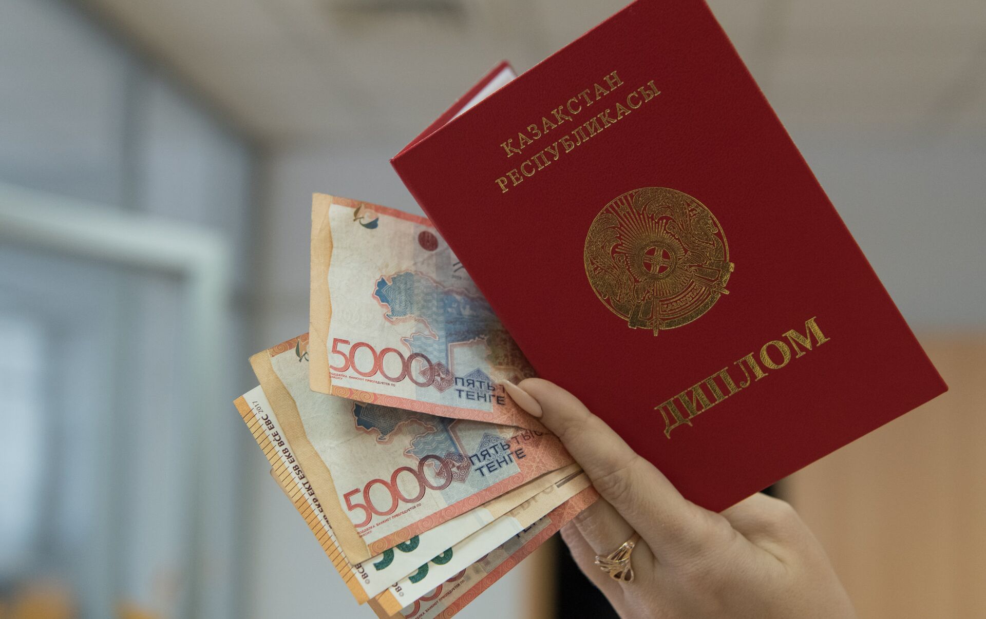 Білімсіз директор мектепті "адасқан мұғалімге" толтырады