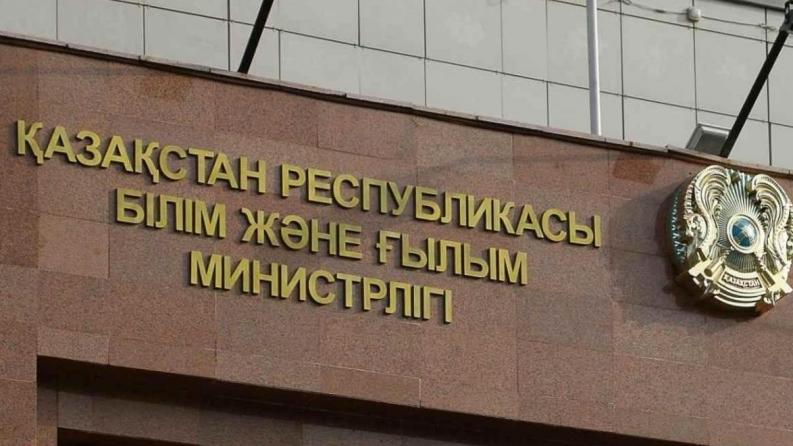 "Білім министрдің түрі - анау!" деген блогер ренішін білдірді