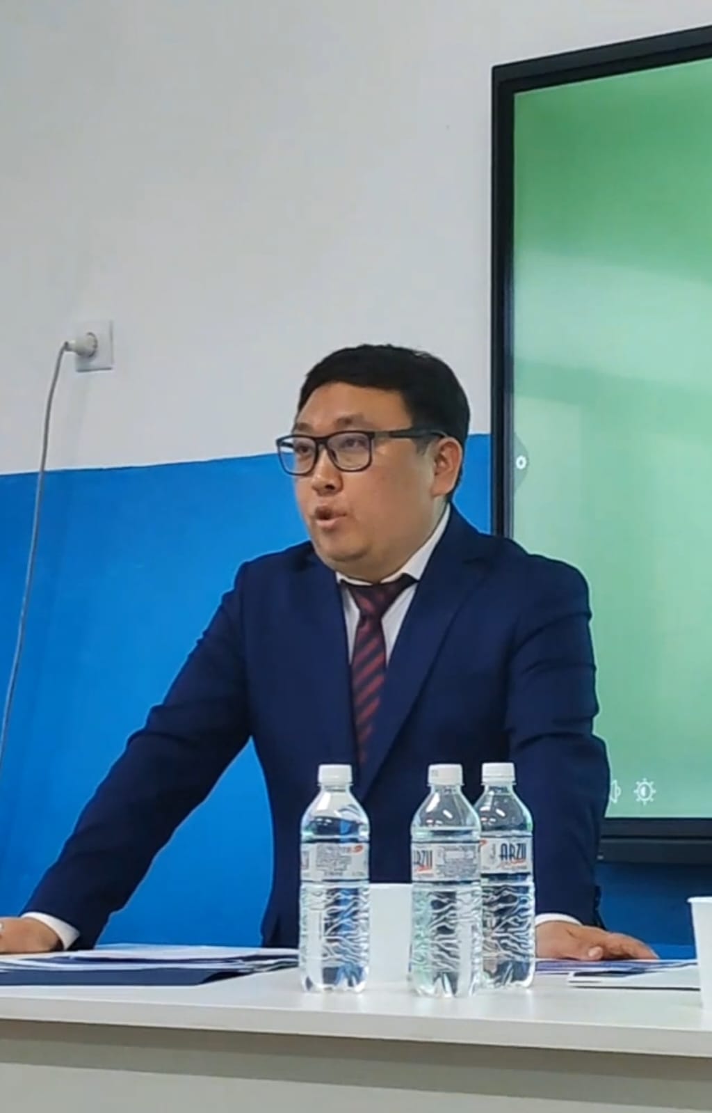 "Мұғалімге қысым жасауға ешкімнің құқығы жоқ!" деді Ернұр Дәуенов (ВИДЕО)