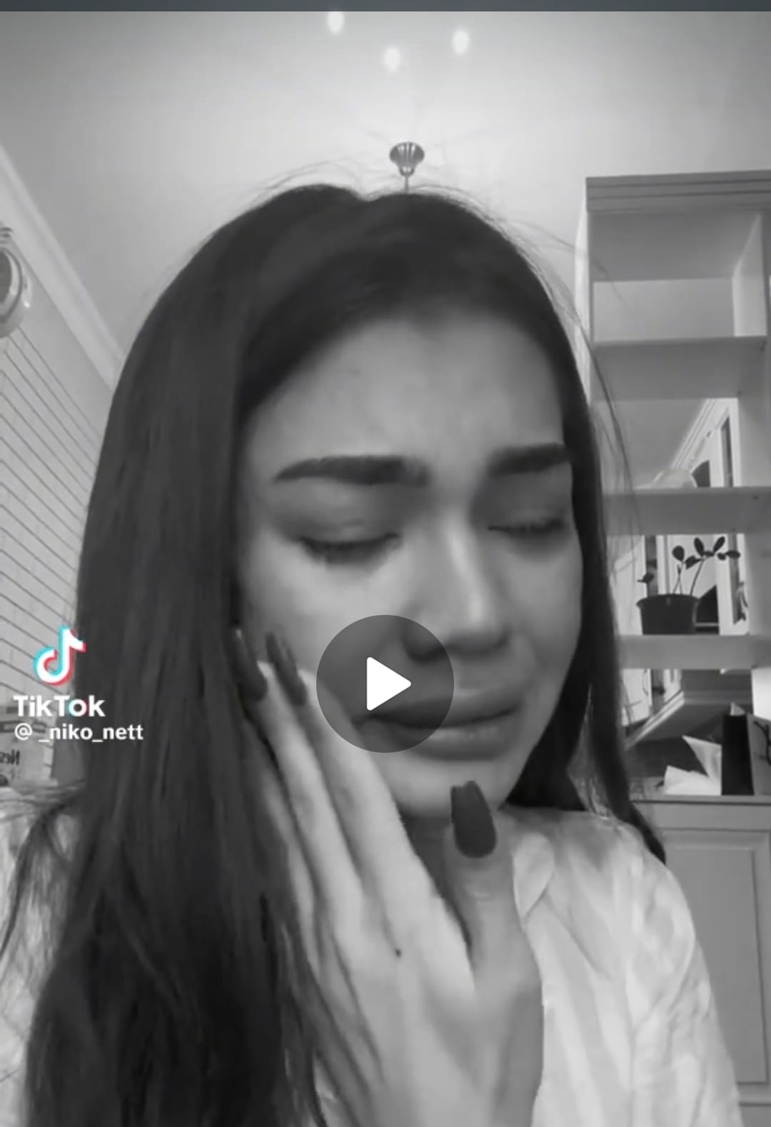 "Бала сүйіп, ана болғым келеді" деп жылады трансгендер (ВИДЕО)