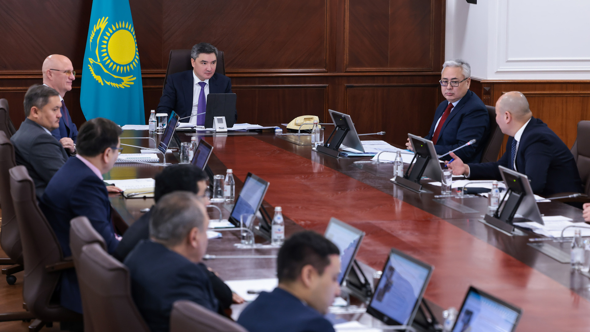 Олжас Бектенов Президент Жолдауын жүзеге асыру аясында жерде сирек кездесетін металдар саласын дамыту жөнінде кеңес өткізді