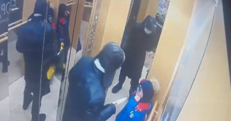 Лифтідегі сұмдық: "Мама, өліп бара жатырмын!" деп жерге құлады