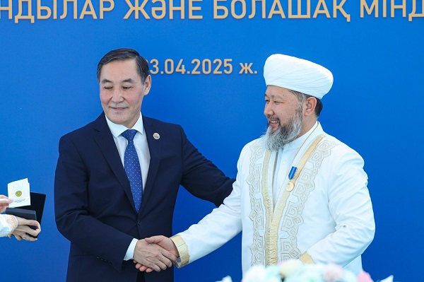 Бас мүфти ненің құрметіне мынадай марапат алды?