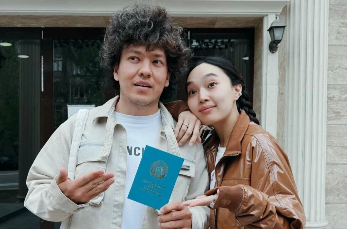 Айжұлдыз Адайбекова мен Сәкен Қағаров заңды неке куәліктерін көрсетті