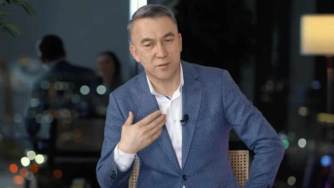 Есен Елеукен хиджабтағы қыздан кешірім сұрады