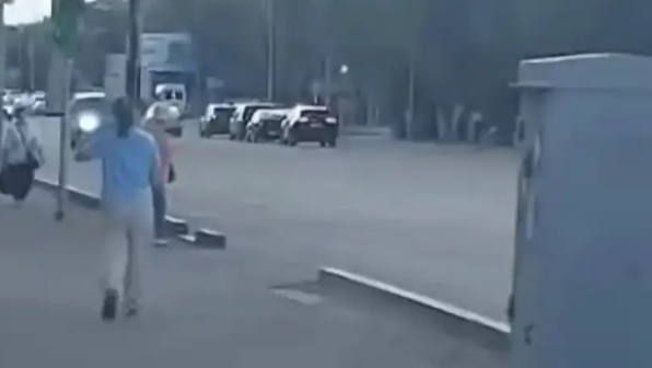 Павлодар орталығында әйел 13 жастағы қызға шабуыл жасаған