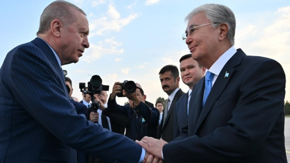 Түркия іссапары: Президент Тоқаевты Ердоғанның өзі қарсы алды