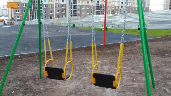 Астанада әткеншектен құлаған қыз төсекке таңылды