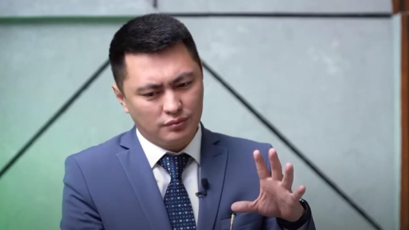 "...мені қаралап, құсып жүргендер..."деген депутат мәлімдеме жасады
