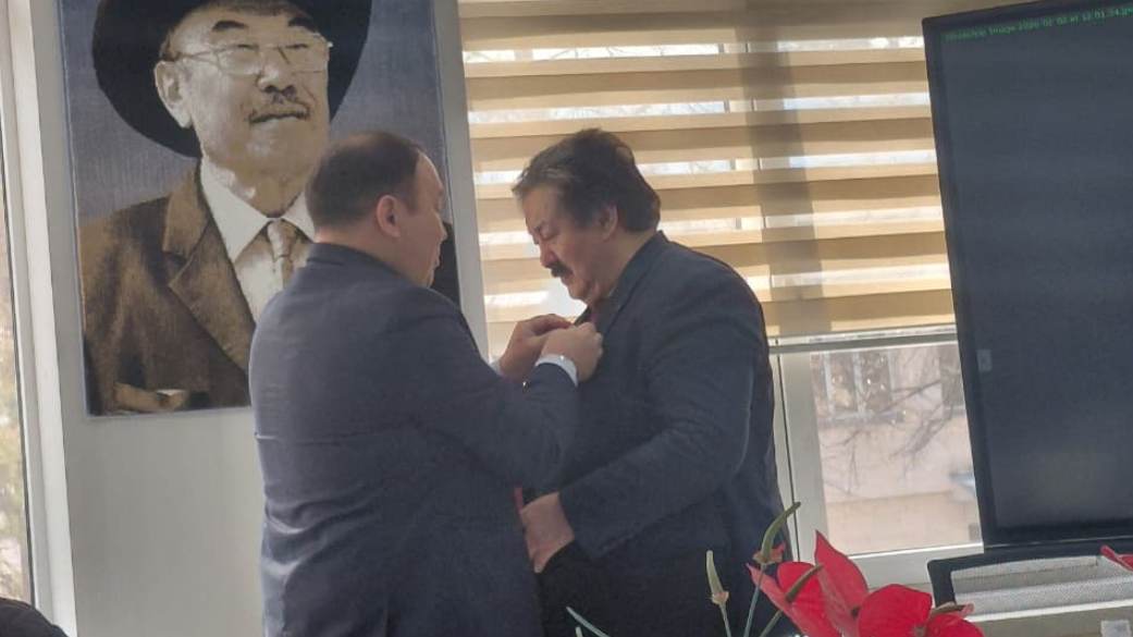 Қазақ журналистикасының ардагері Әмірхан Меңдеке құрметті марапатқа ие болды