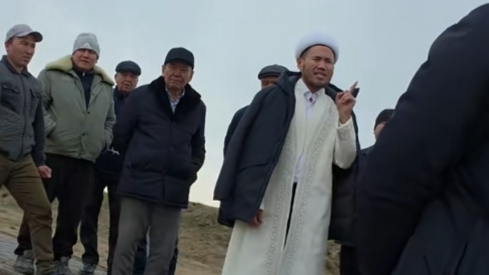 "Тәңіршілдер мұсылман зиратына жерленбейді! Оларды христиандармен бірге жерлесін!"дейді имам