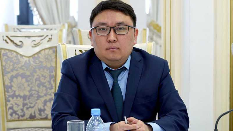 "Кей директор, завучтардың үстінен шағым түсірдім" деген Ернұр Дәуенов мәлімдеме жасады