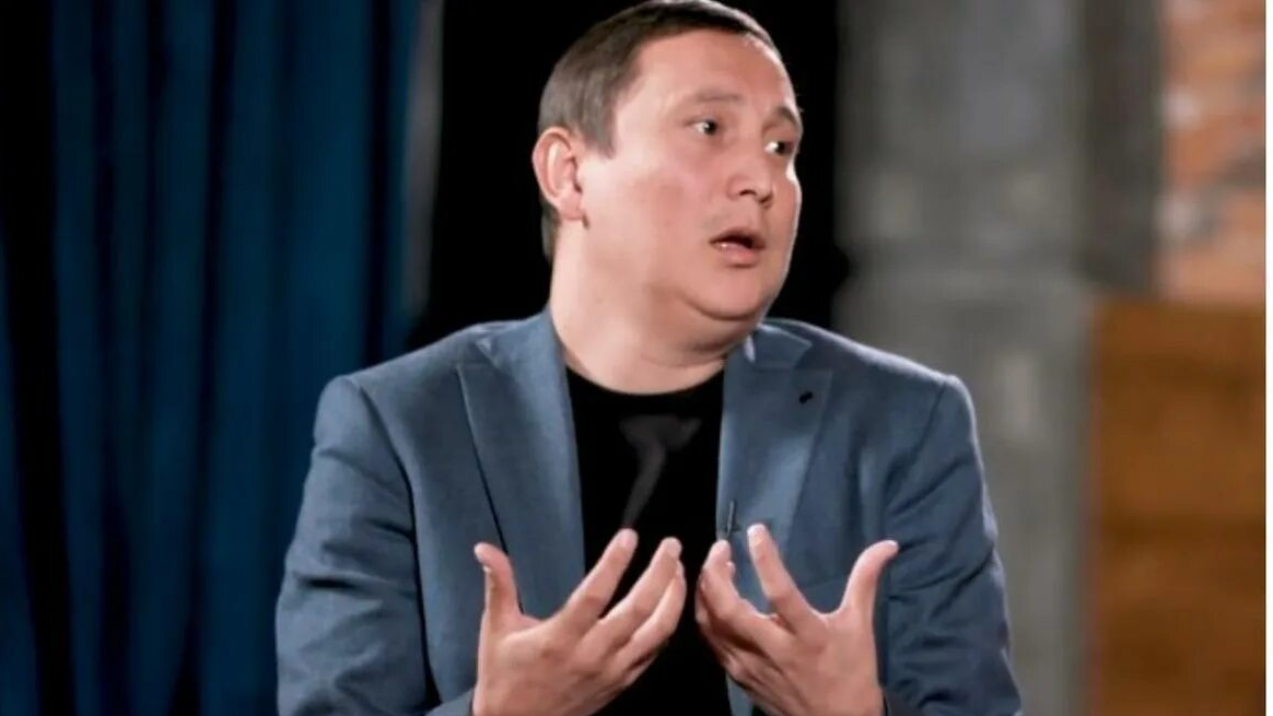 "Сахнадағы маймыл": Жағдайы қиын Қайрат Әділгерейді жұрт аямай сынап тастады