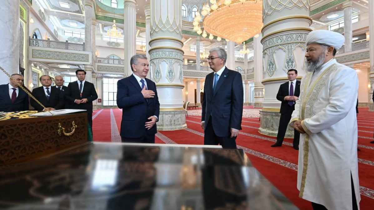 Тоқаев пен Мирзиёев Түркістандағы жаңа мешітті аралады