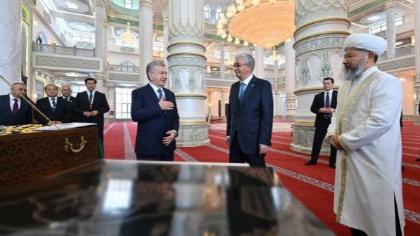 Тоқаев пен Мирзиёев Түркістандағы жаңа мешітті аралады