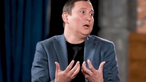 Қайрат Әділгерей ішкі қасіретін айтып, студияда жылап қалды