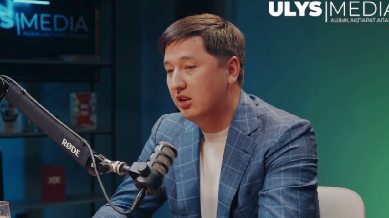 «Ақтөбеден келген қазақтың баласымын»: Азамат Үсімбеков Президент туыстарымен байланыс туралы қауесетке жауап берді