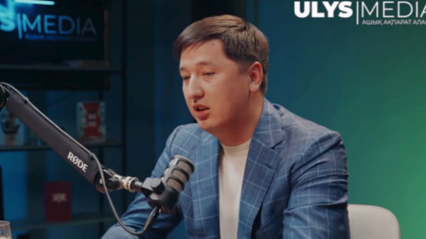 «Ақтөбеден келген қазақтың баласымын»: Азамат Үсімбеков Президент туыстарымен байланыс туралы қауесетке жауап берді