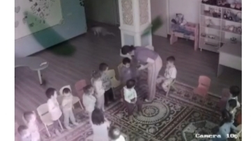 Балабақшадағы сұмдықтар: Баланы қасықпен сабап, қалдық тамақты жегізген