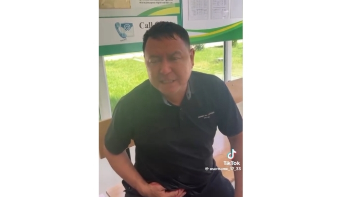 Өзіне қол салмақ болған мұғалім шырылдап мәлімдеме жасады (ВИДЕО)
