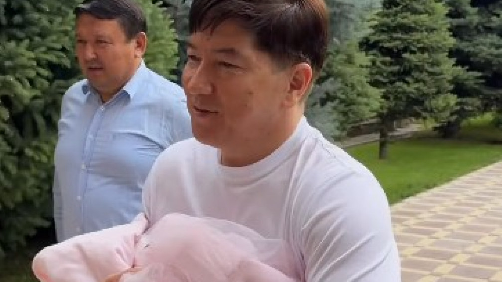 "Әумин!": Сәкен Майғазиев немересіне азан шақырып, ерекше ат қойды