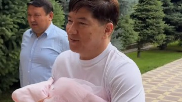 "Әумин!": Сәкен Майғазиев немересіне азан шақырып, ерекше ат қойды