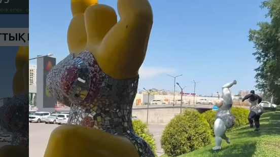 Алматыдағы жартылай жалаңаш, семіз әйел мүсіндері жұртты шулатты