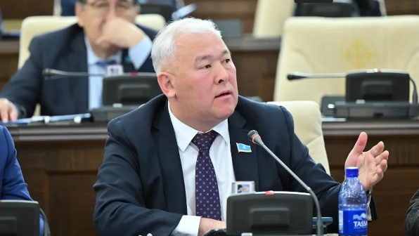 Мұрат Әбенов Оқу ағарту министрлігіндегі жағдайға қатысты өз шындығын айтып, үндеу жасады