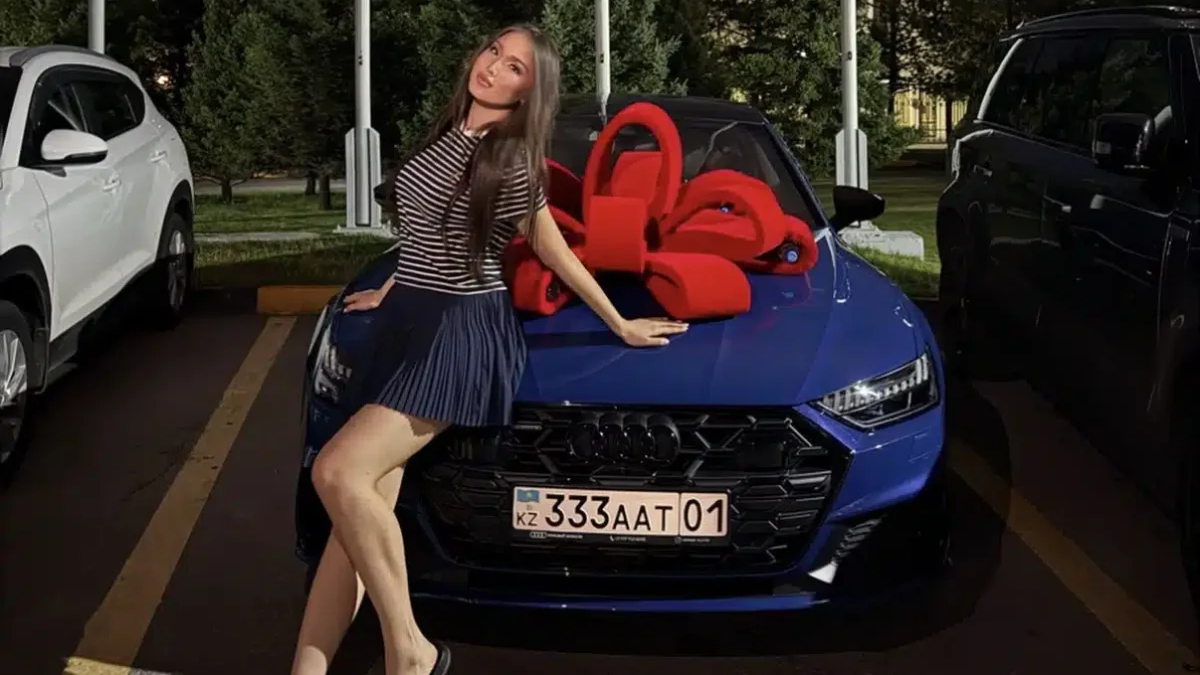  Тұрсынбектің қызы сыйға алған су жаңа көлігін көрсетті