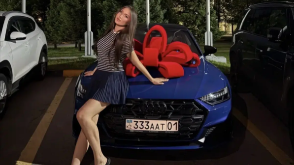  Тұрсынбектің қызы сыйға алған су жаңа көлігін көрсетті