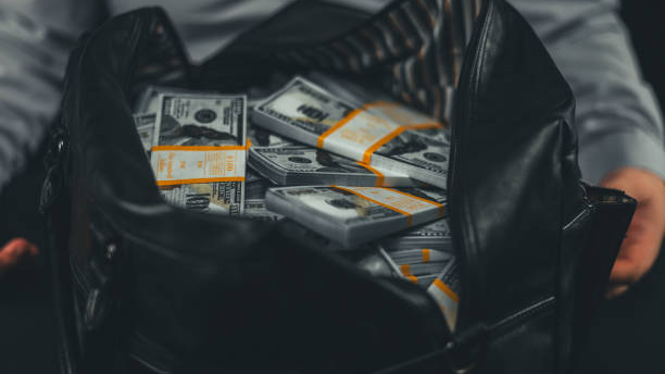 Қазақстандық азамат доллар толы сөмке тауып алып, енді не істерін білмей жүр