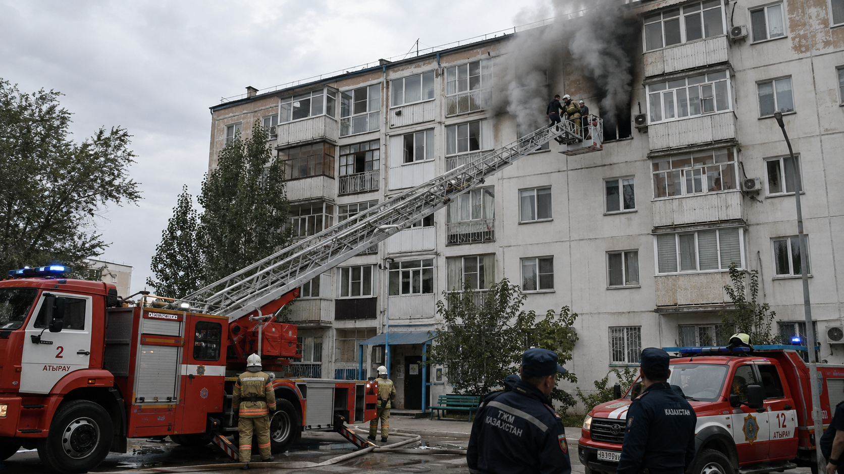 Атырауда бес қабатты үй өртеніп, адамдар автосаты арқылы құтқарылды