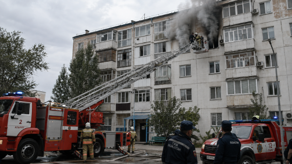 Атырауда бес қабатты үй өртеніп, адамдар автосаты арқылы құтқарылды